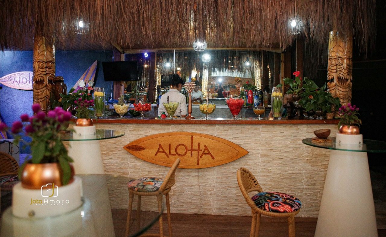 Bar do Aloha com balcão decorado