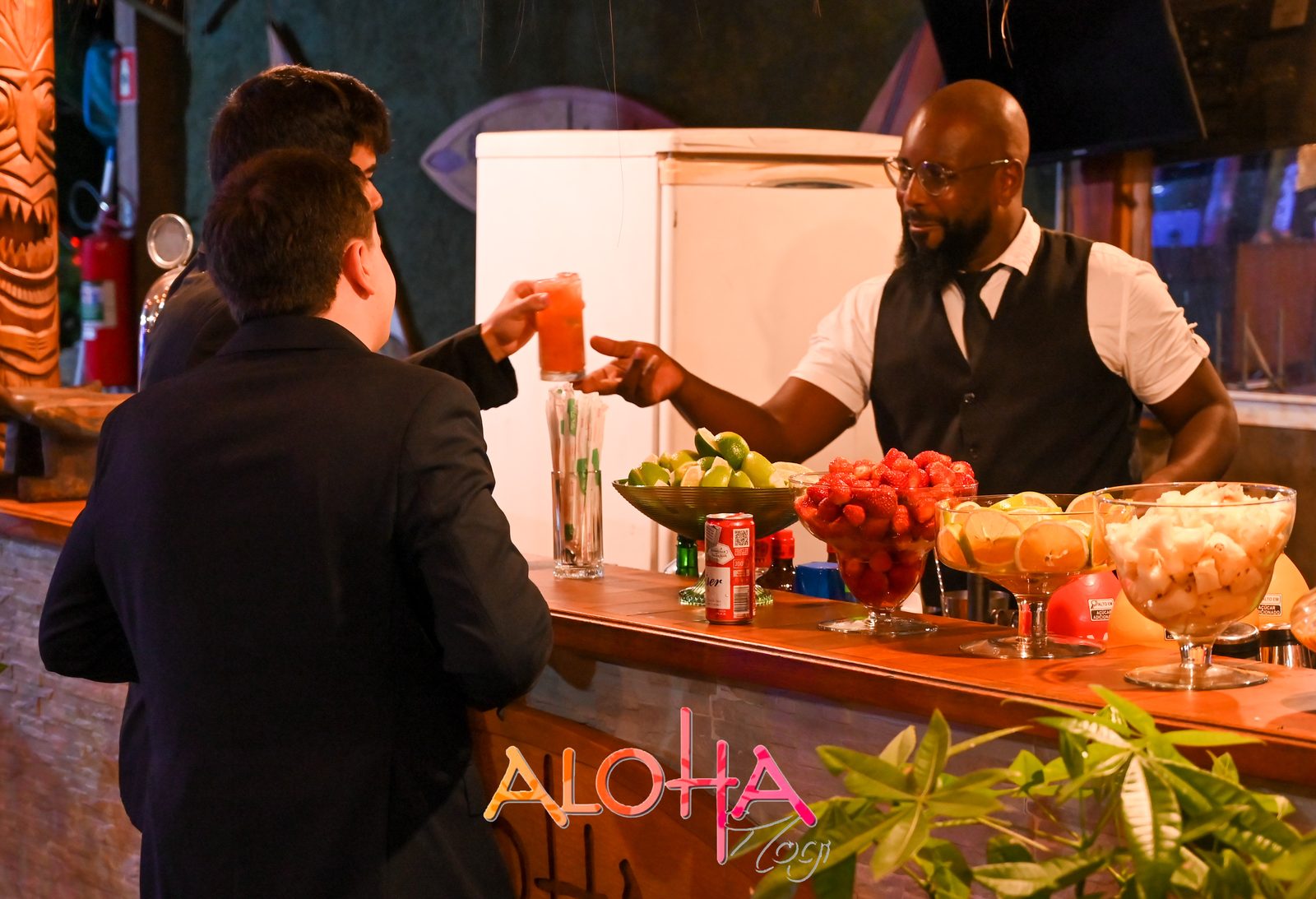 Bartender preparando drinks no bar