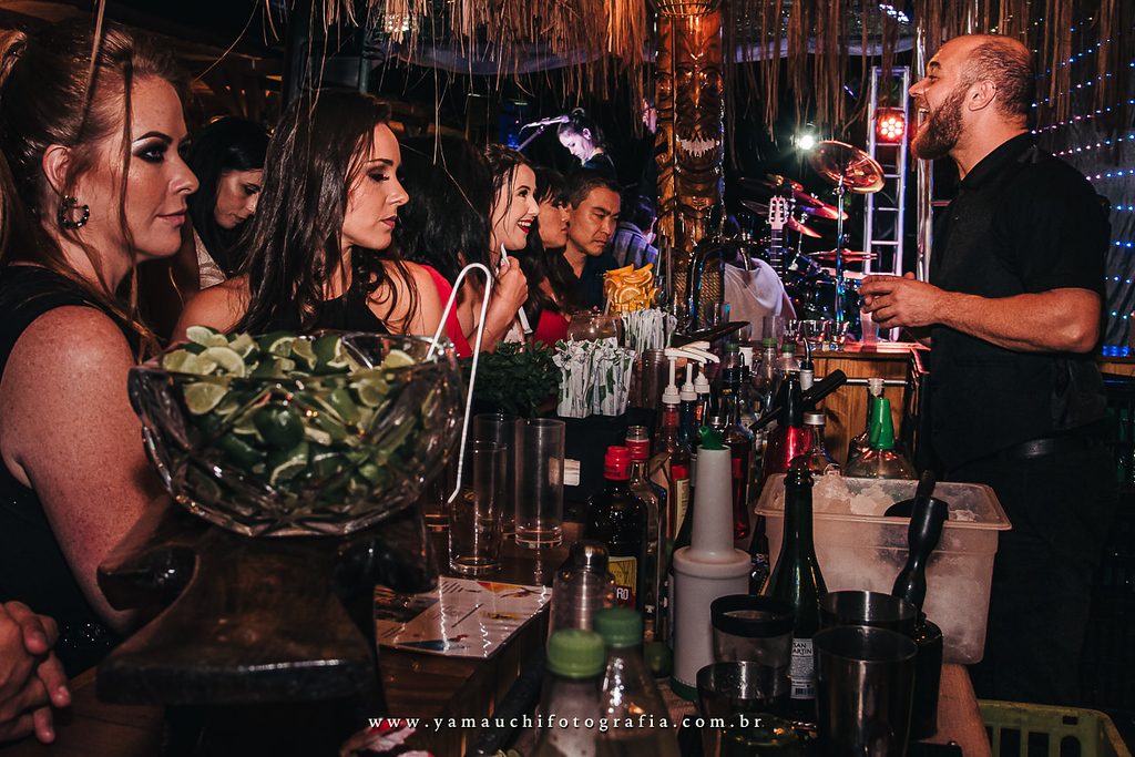 Convidados no bar durante a festa