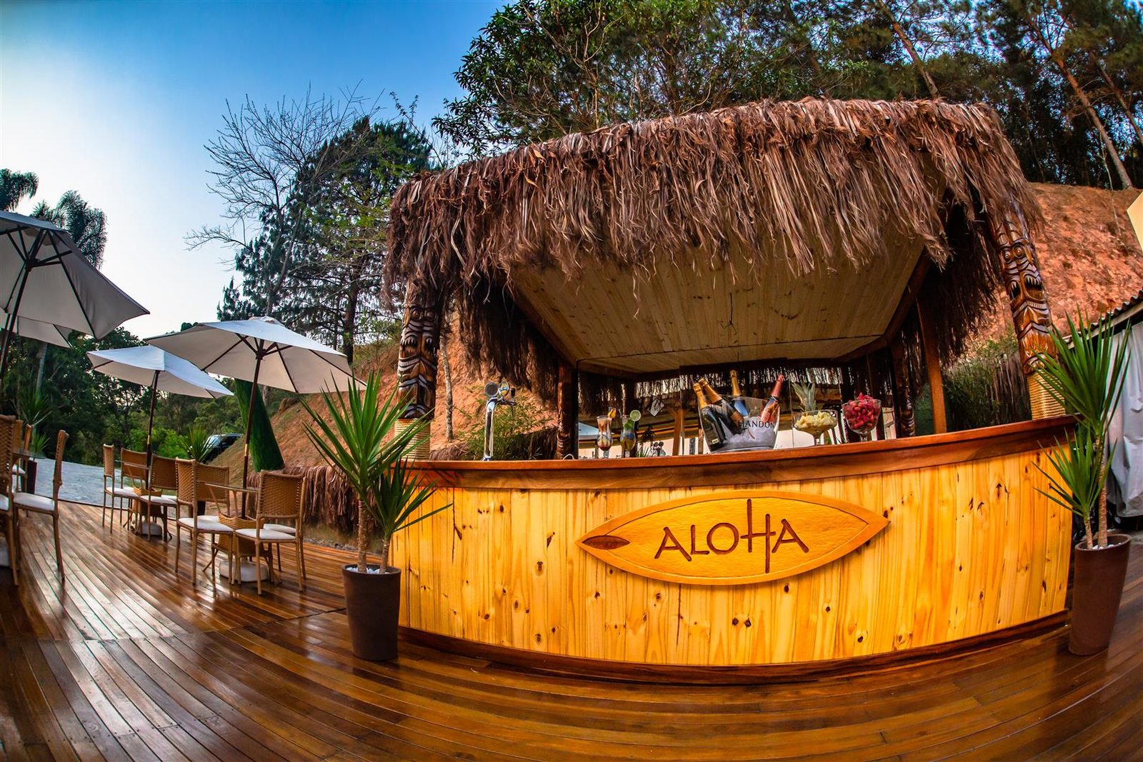 Bar externo do Aloha com cobertura de palha