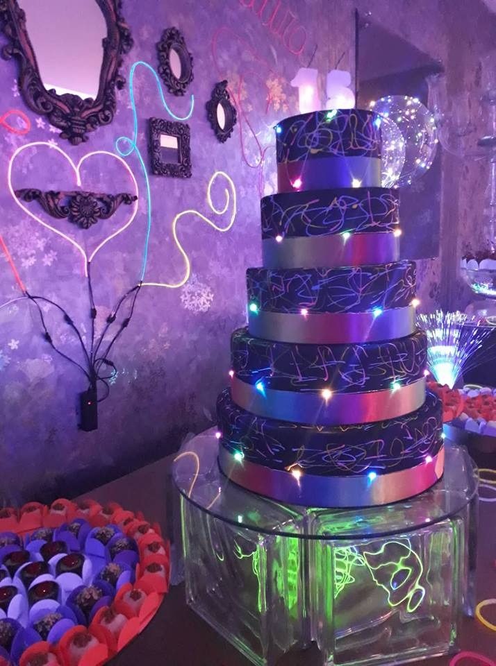Bolo de debutante com luzes neon