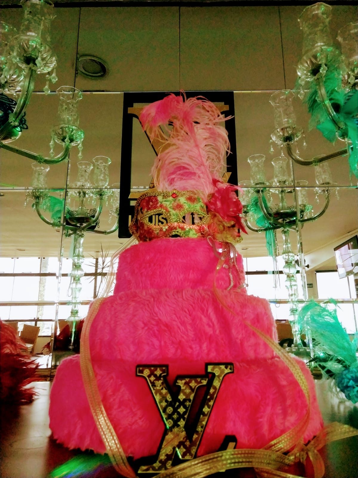 Bolo rosa com plumas em festa temática