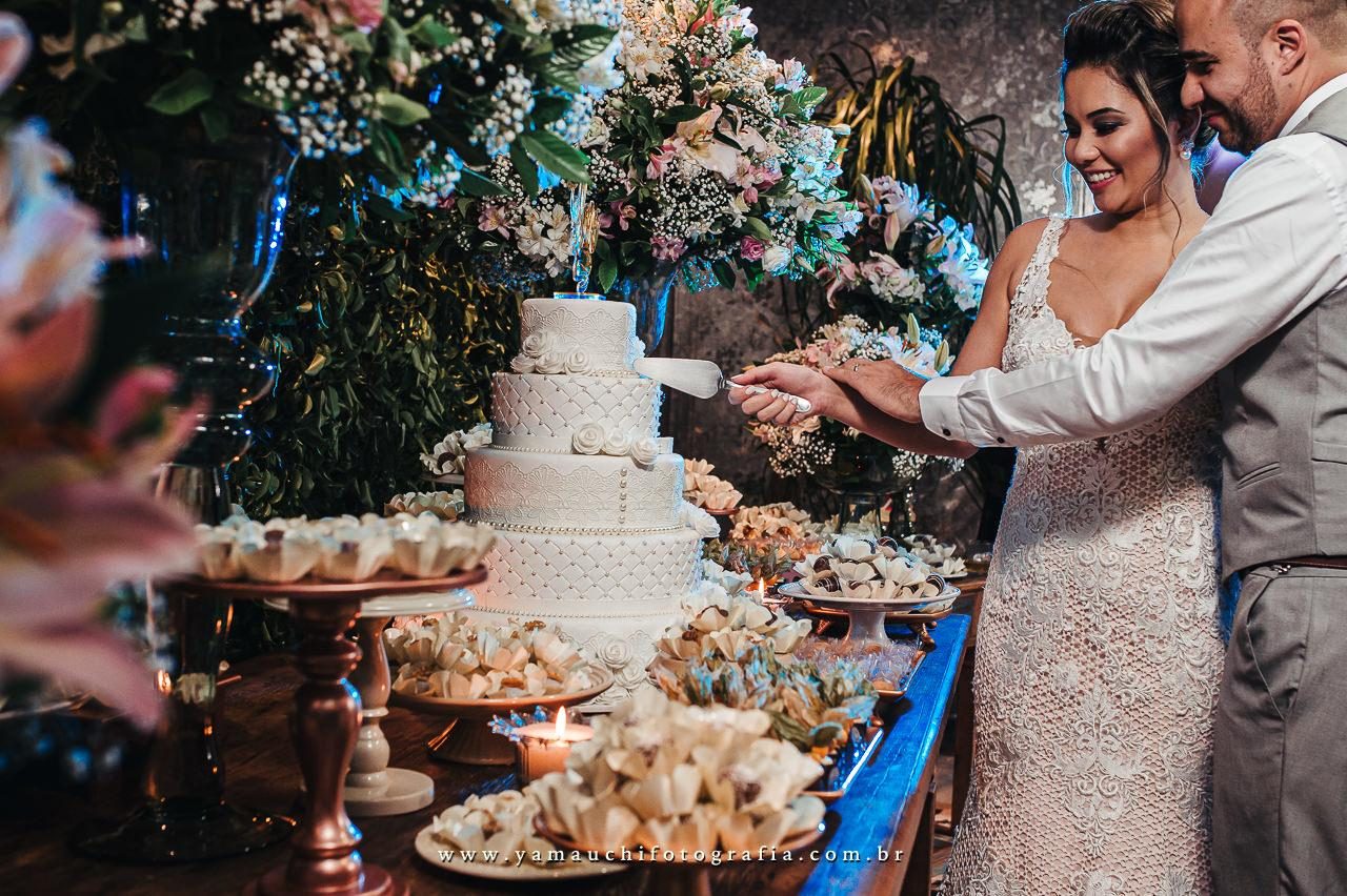 Noivos cortando o bolo de casamento