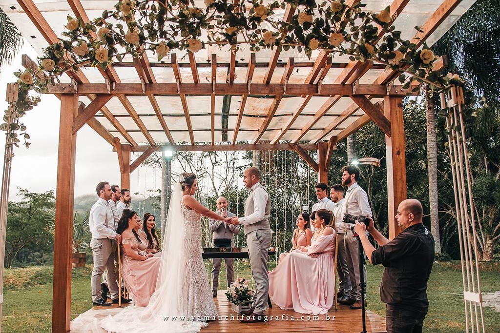 Cerimônia de casamento sob o pergolado florido