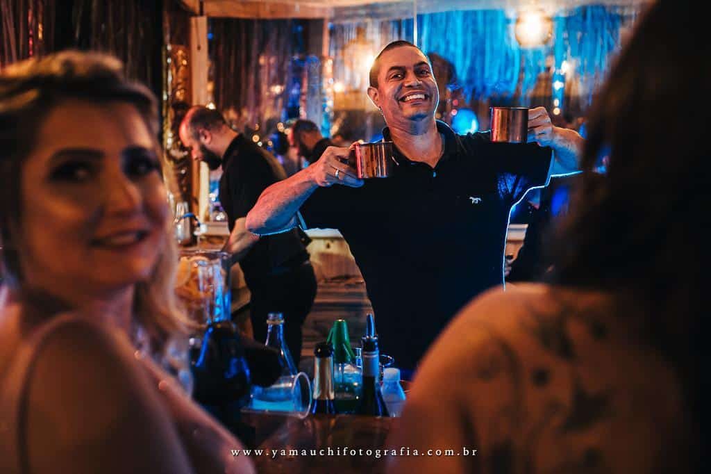 Convidados se divertindo na festa