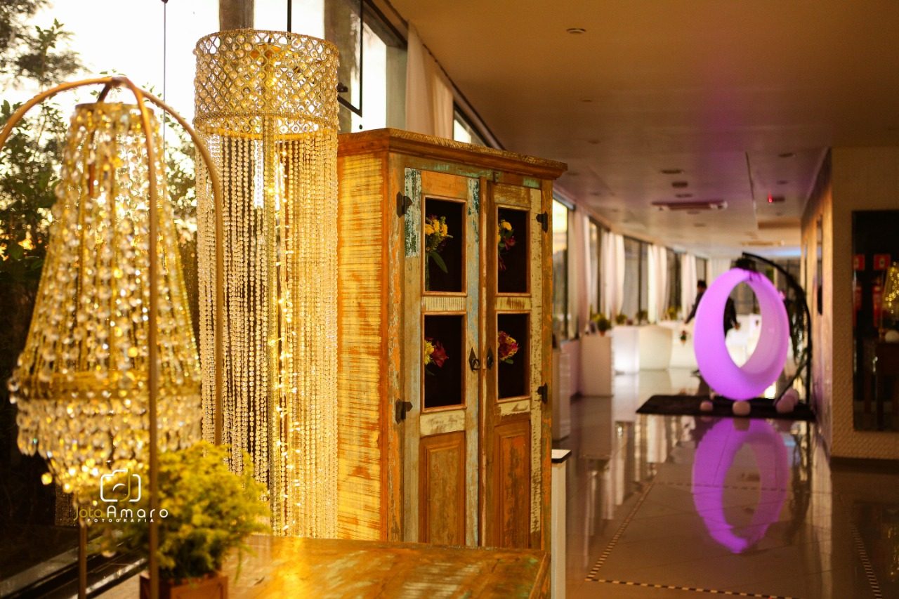 Corredor decorado com lustres dourados