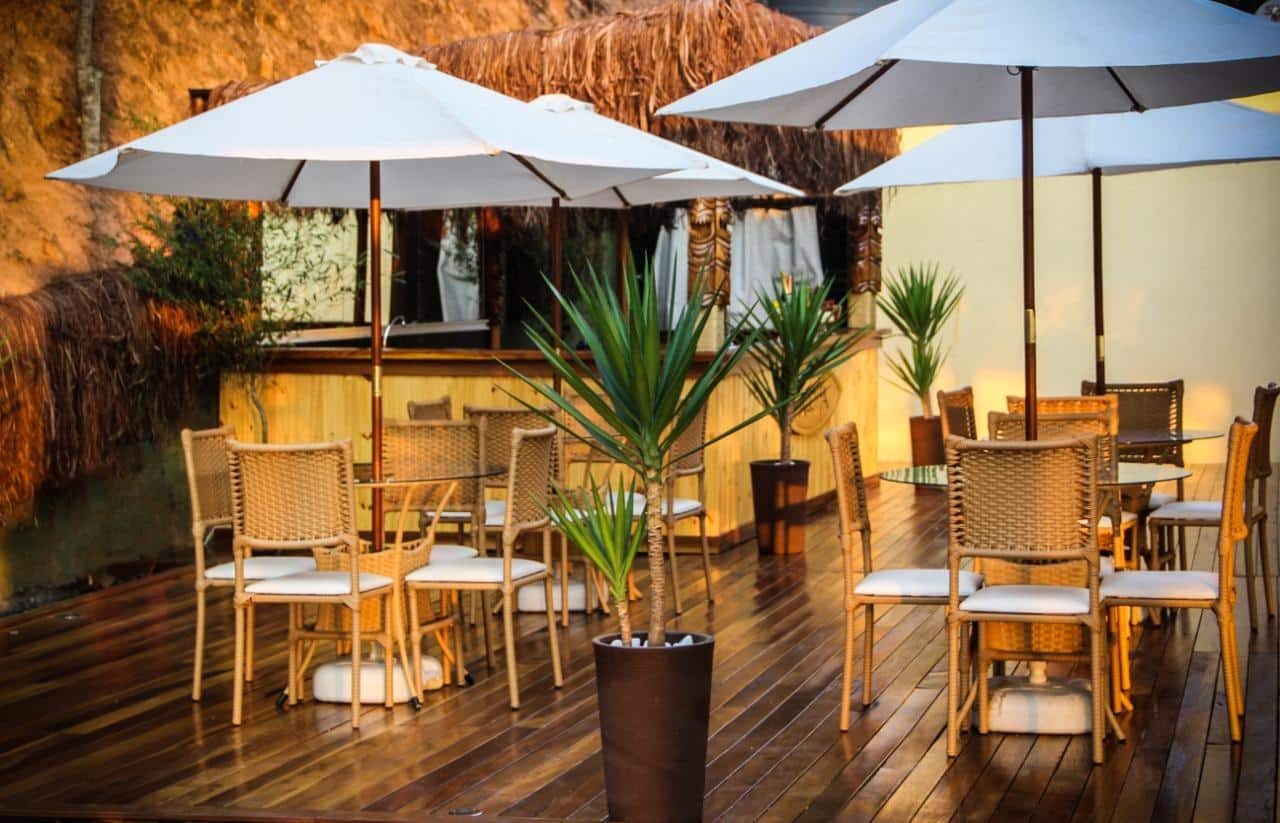 Deck externo com guarda-sóis e cadeiras