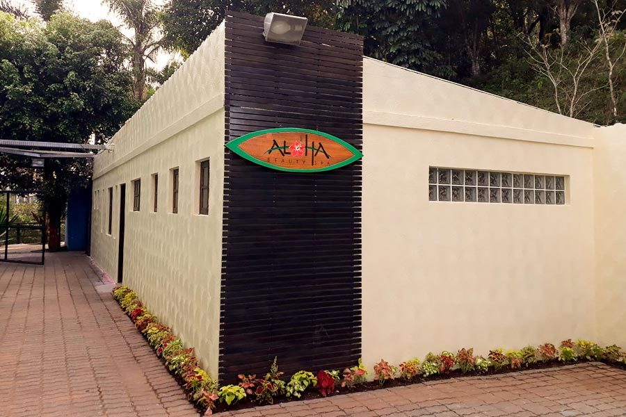 Fachada com o logotipo do Aloha Mogi