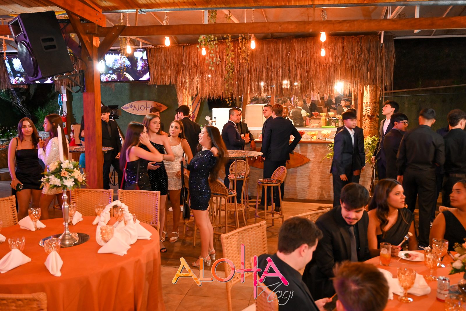 Mesas decoradas e convidados em festa de formatura