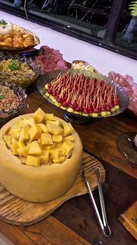Variedade de pratos do buffet