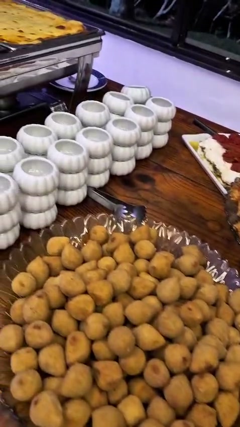 Pratos quentes e louças do buffet