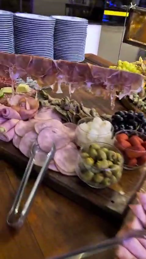 Frutas e frios apresentados no buffet