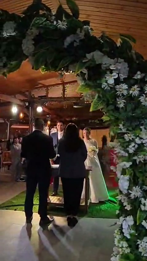 Casamento sob um arco de flores