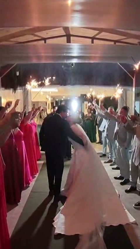 Saída dos noivos entre familiares e amigos