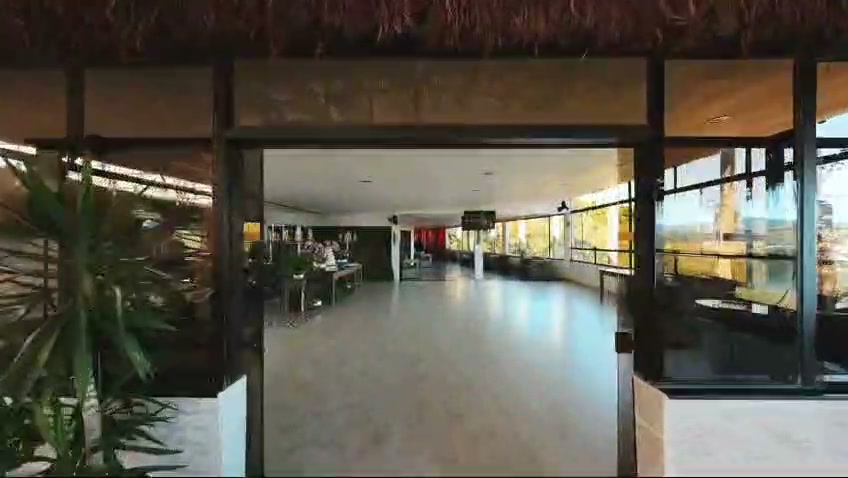 Salão amplo com vista para a área verde