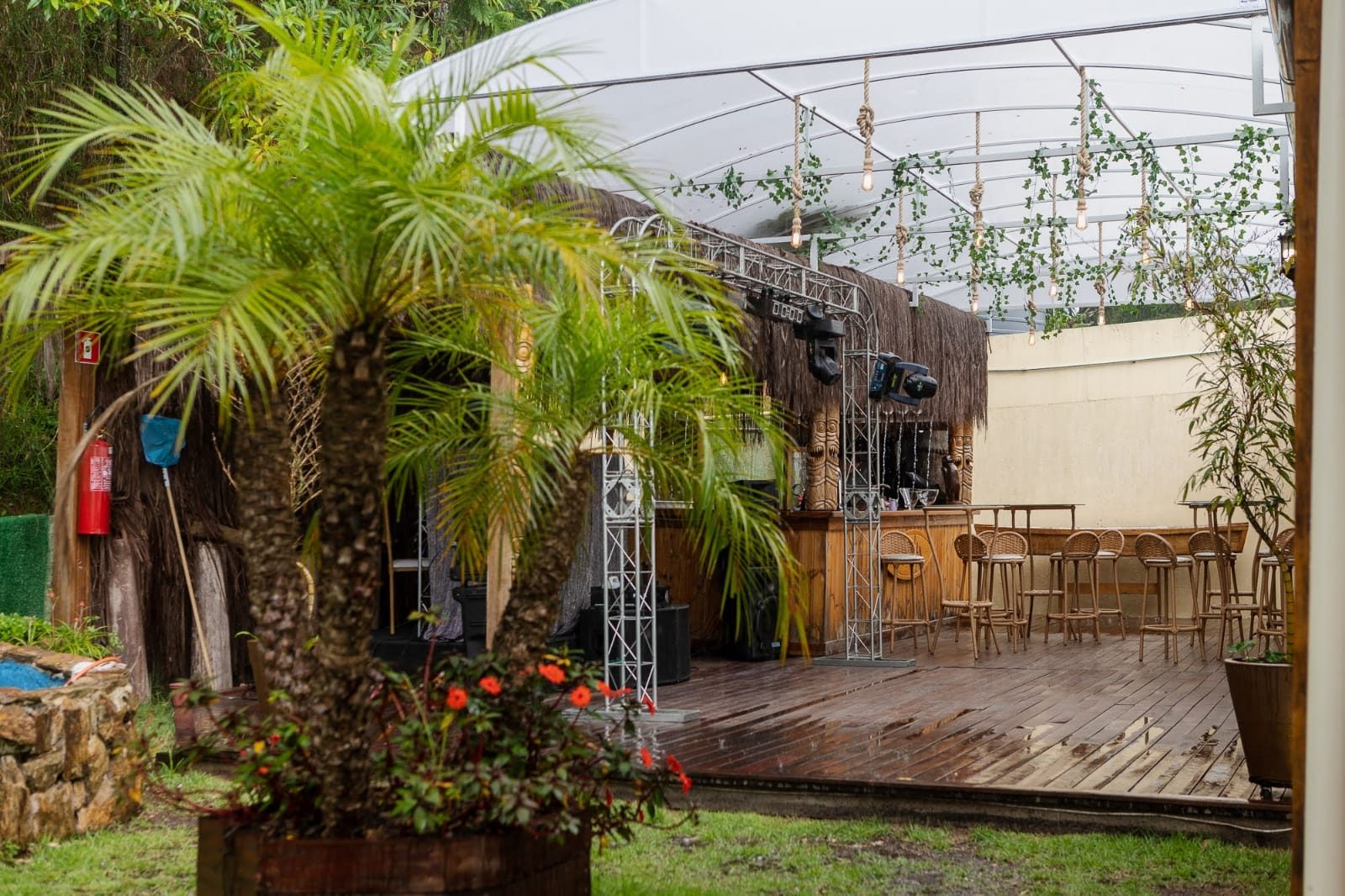 Jardim com palmeiras e palco de madeira