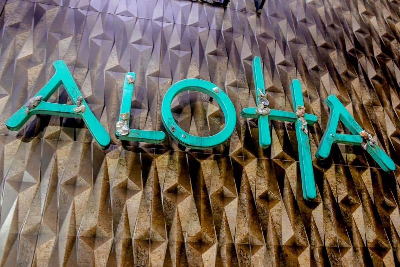 Letreiro Aloha em parede com textura
