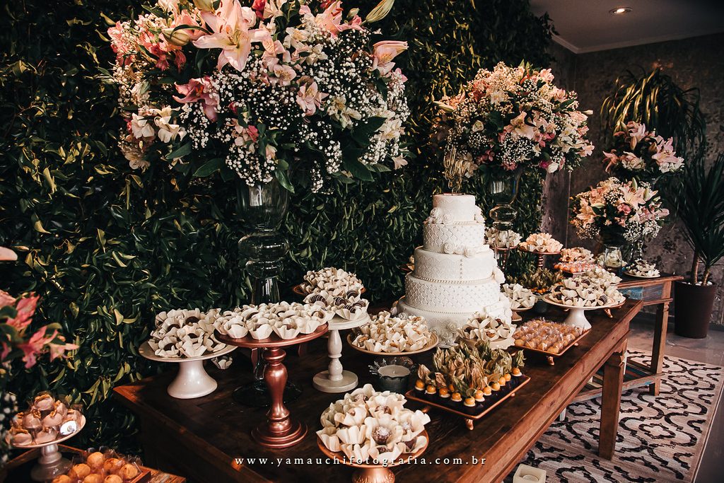 Mesa de doces e bolo de casamento com flores