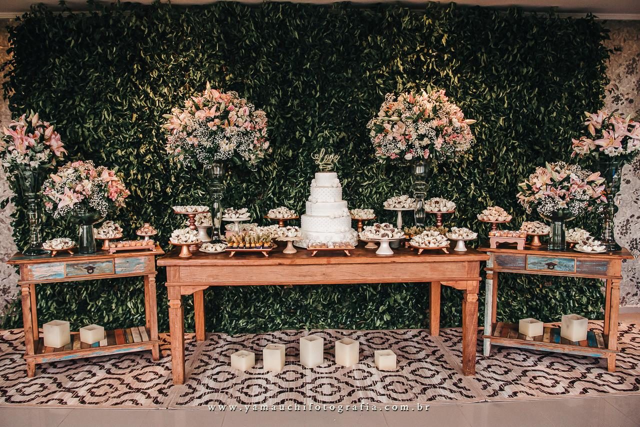 Mesa de doces com jardim vertical ao fundo