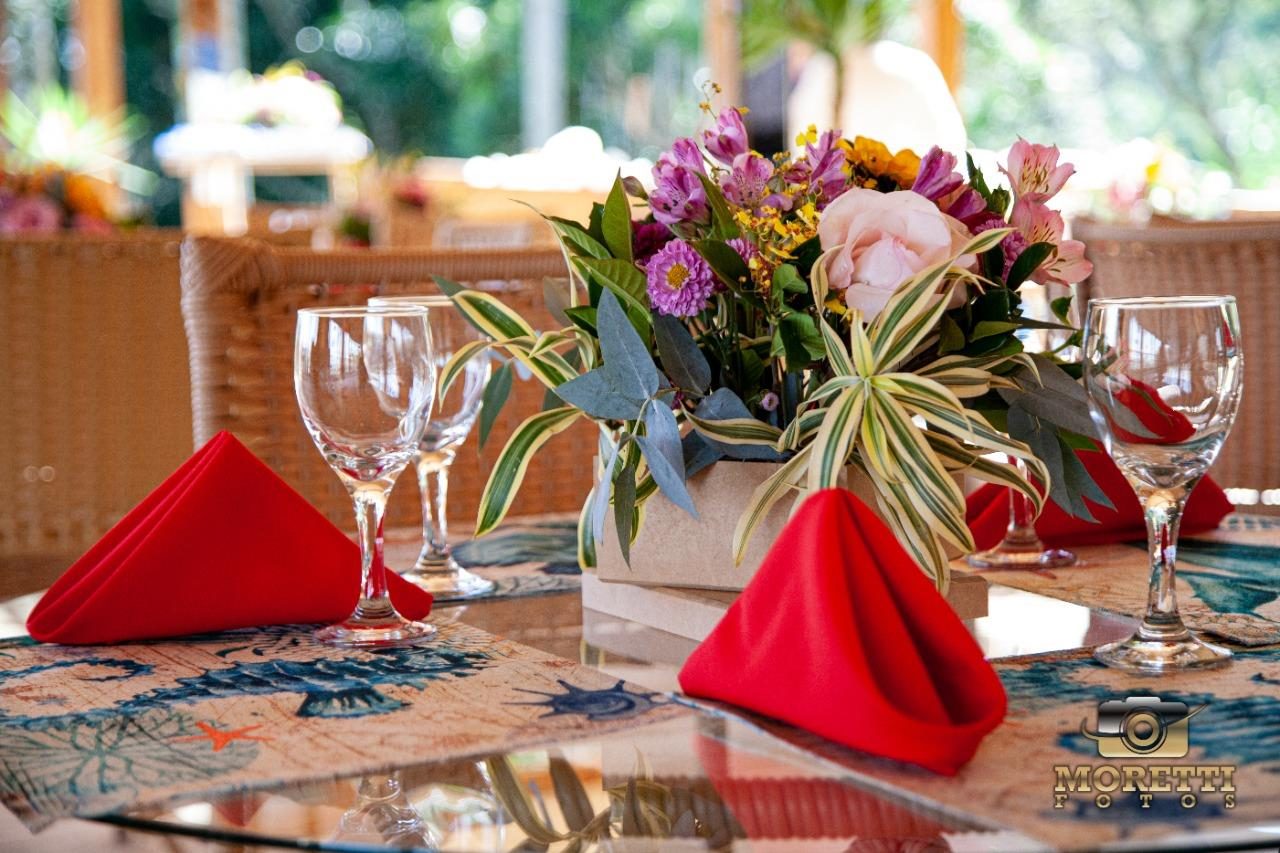 Detalhe de mesa com guardanapos vermelhos