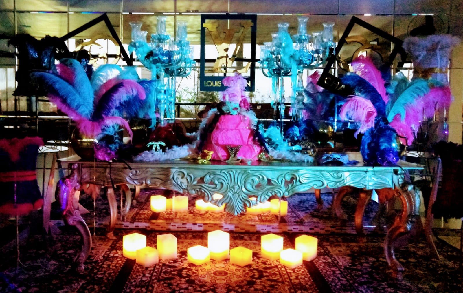 Mesa decorada com plumas e velas