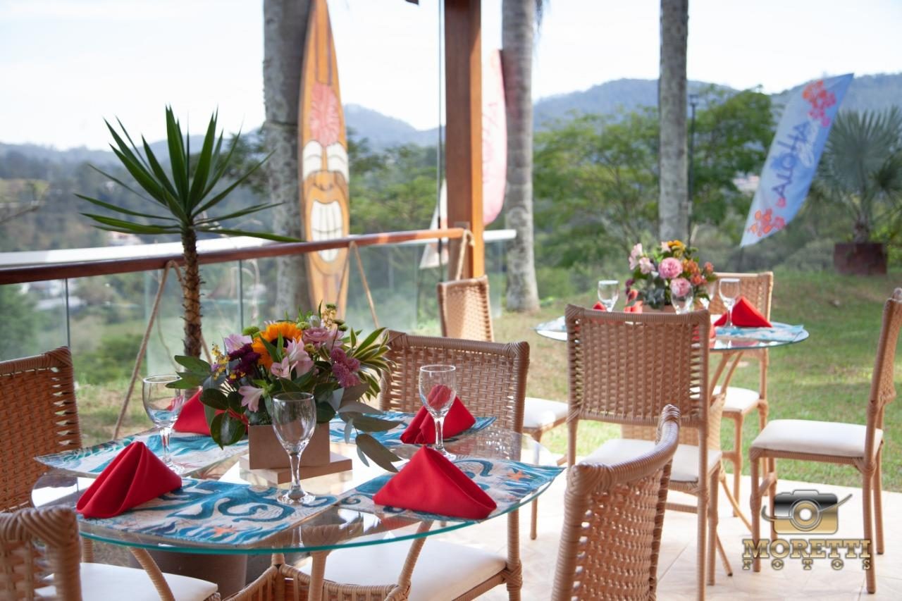 Mesas decoradas com vista para a Serra do Itapety