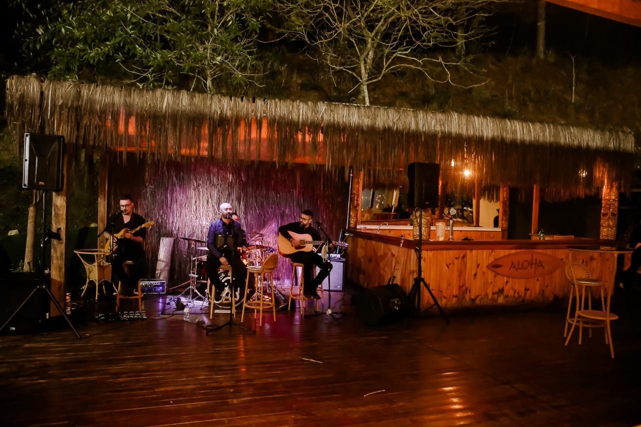 Música ao vivo no bar com cobertura de palha