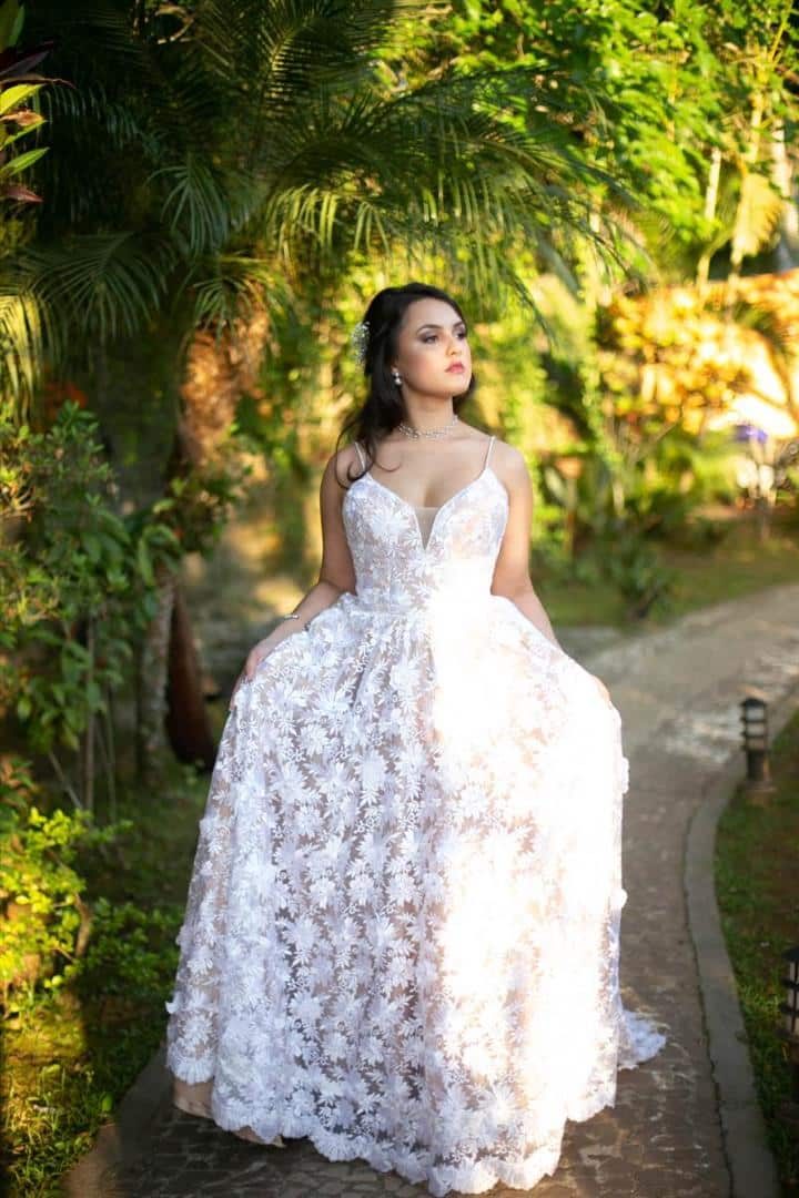 Noiva posando no jardim do Aloha Mogi