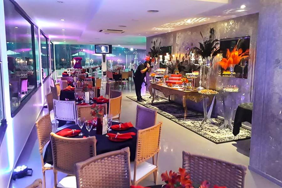 Buffet montado no salão