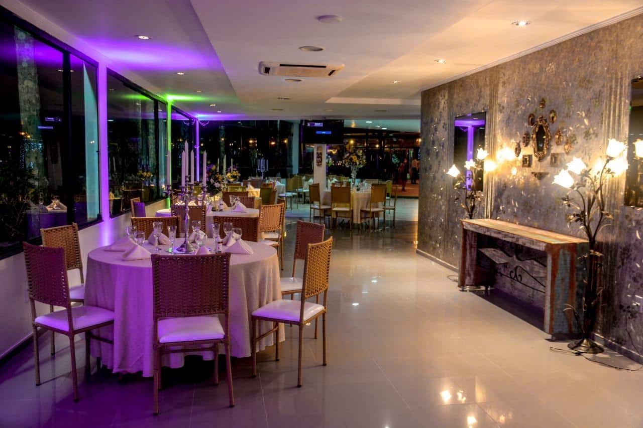 Salão com lounge e iluminação lilás