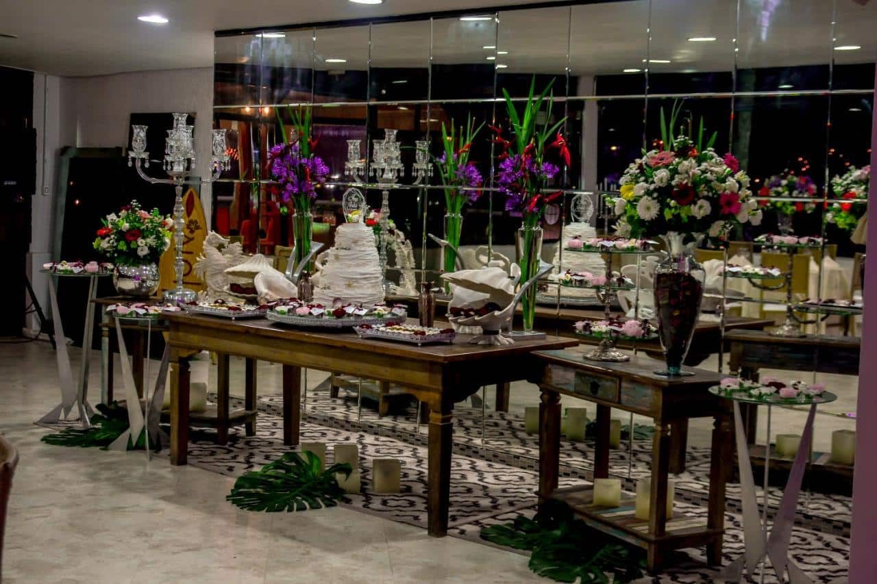 Salão com mesas de madeira decoradas