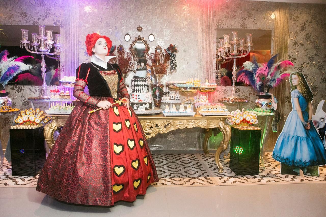 Festa temática com a Rainha de Copas na mesa de doces