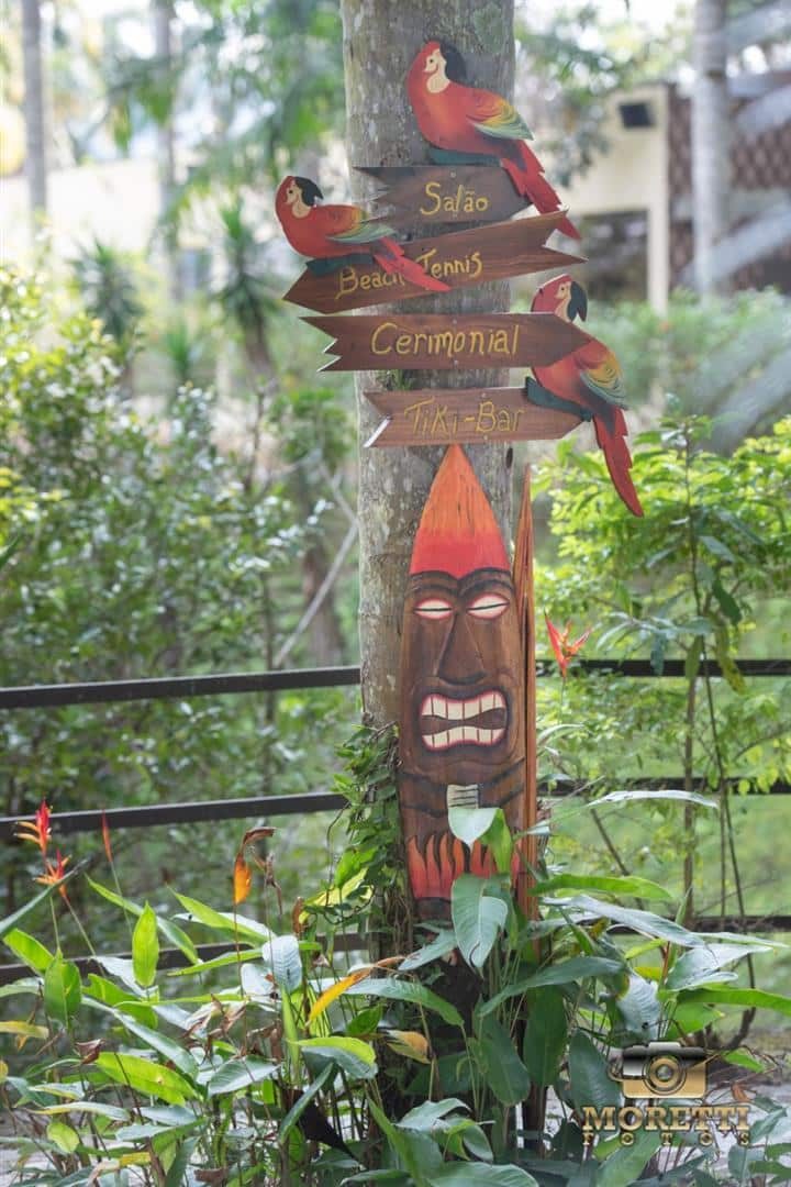 Totem havaiano no jardim