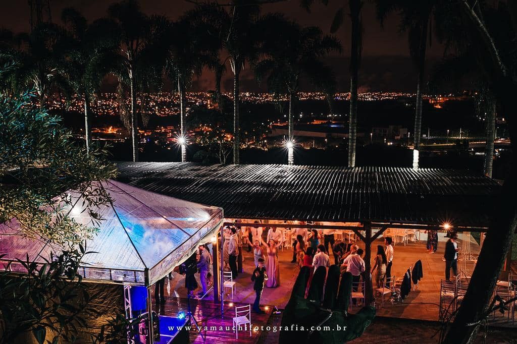 Vista noturna de Mogi das Cruzes a partir do deck